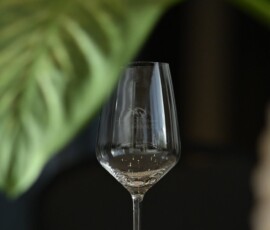 Glas auf einem Tisch
