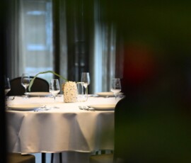 Juniper Raum Stella eingedeckter Tisch aus dem Hintergrund fotografiert